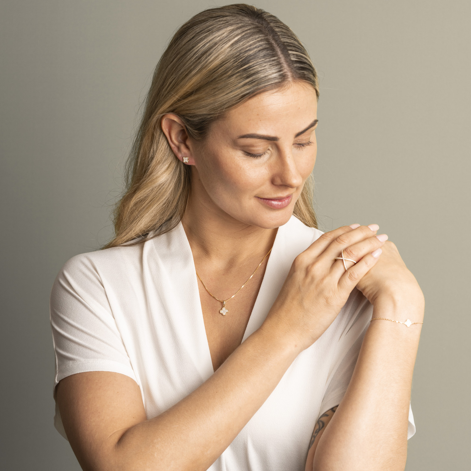 Bilde nummer 3 av Pan Jewelry, Kløver øredobber i forgylt 925 sølv med hvit zirkonia