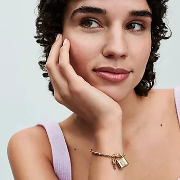 Bilde nummer 2 av Pandora Moments, Charms i 925 forgylt sølv med hengelås og nøkkel