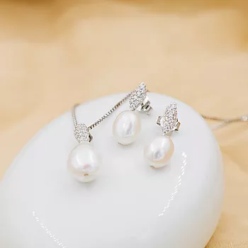 Bilde nummer 4 av Pan Jewelry, Smykke i 925 sølv med ferksvannsperle og zirkonia