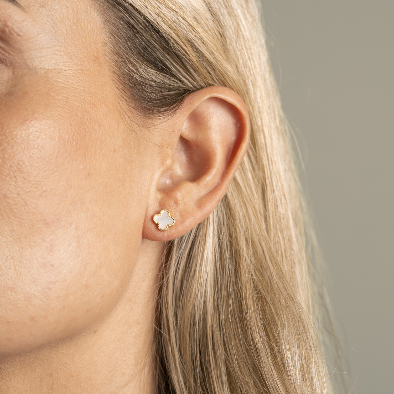 Bilde nummer 4 av Pan Jewelry, Kløver øredobber i forgylt 925 sølv med hvit perlemor