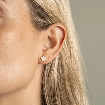 Bilde nummer 4 av Pan Jewelry, Kløver øredobber i forgylt 925 sølv med hvit perlemor