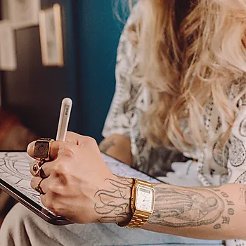 Bilde nummer 3 av Vintage klokke i gullfarget stål med digital visning