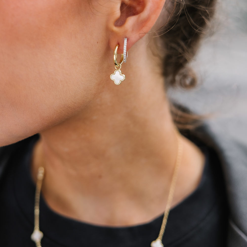 Bilde nummer 4 av Pan Jewelry, Kløver øreringer i forgylt 925 sølv med perlemor