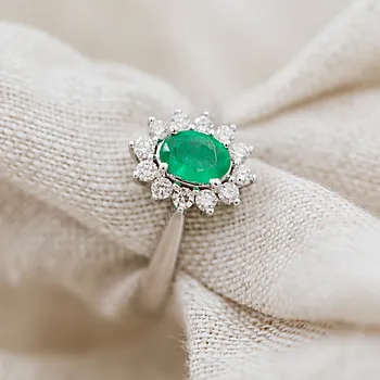 Bilde nummer 2 av Gold Collection, Ring i 585 hvitt gull med diamanter 0,24 ct og smaragd
