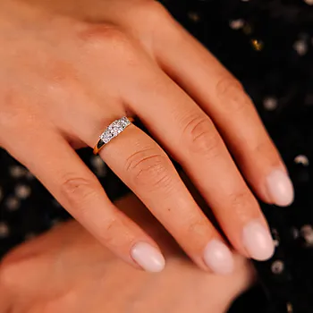 Bilde nummer 2 av Line diamantring i 375 gult gull 0,25 ct