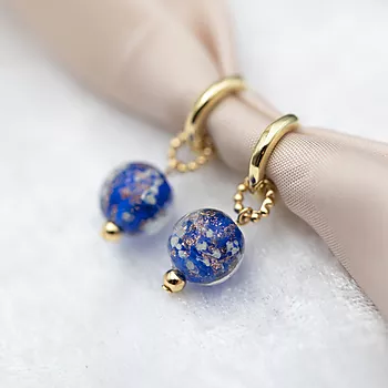 Bilde nummer 2 av Pan Jewelry, Anheng i 925 forgylt sølv med kongeblå glasskule