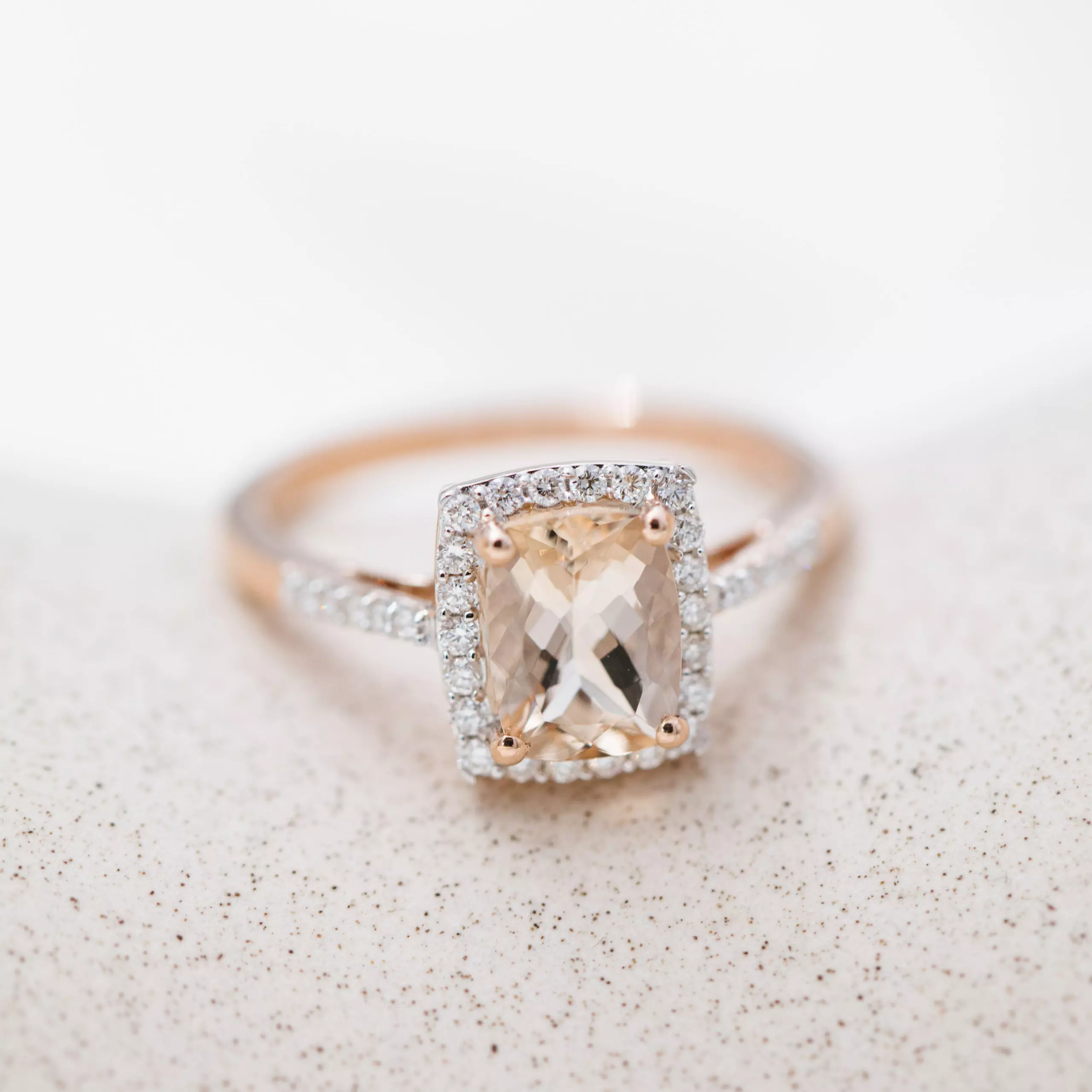 Bilde nummer 4 av Jacqueline diamantring i 375 roségull med diamanter 0,20 ct og morganitt