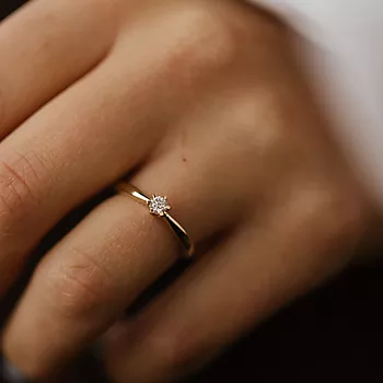 Bilde nummer 2 av Olivia diamantring i 585 gult gull 0,15 ct