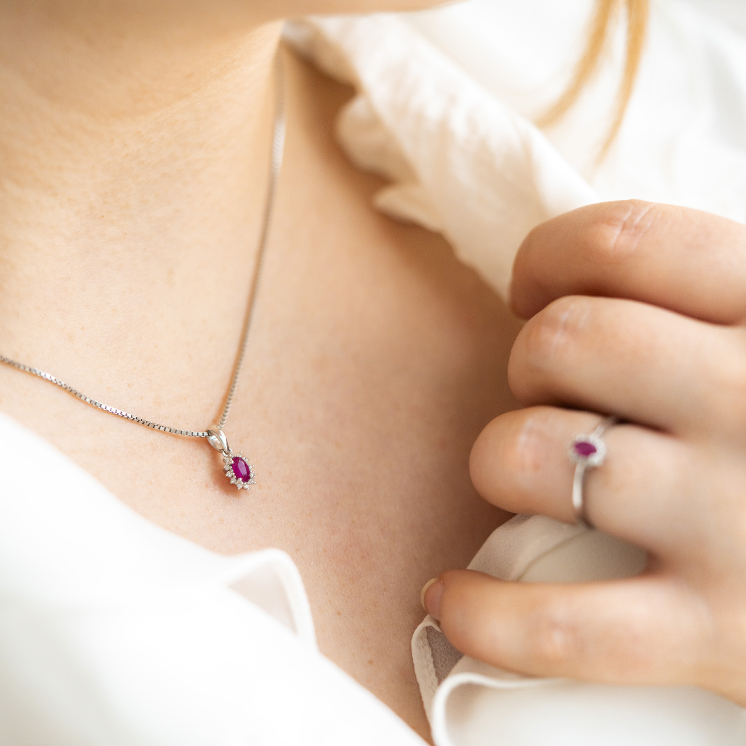 Bilde nummer 2 av Gold Collection, Anheng i 585 hvitt gull med diamanter 0,04 ct og rubin
