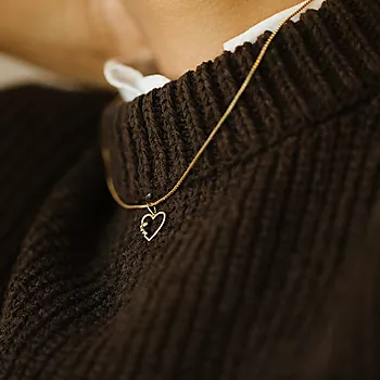 Bilde nummer 4 av Pan Jewelry, Anheng i 585 gult gull hjerte med teksten "Love"