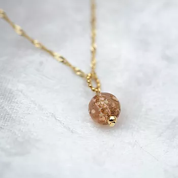 Bilde nummer 3 av Pan Jewelry, Anheng i 925 forgylt sølv med brun glasskule