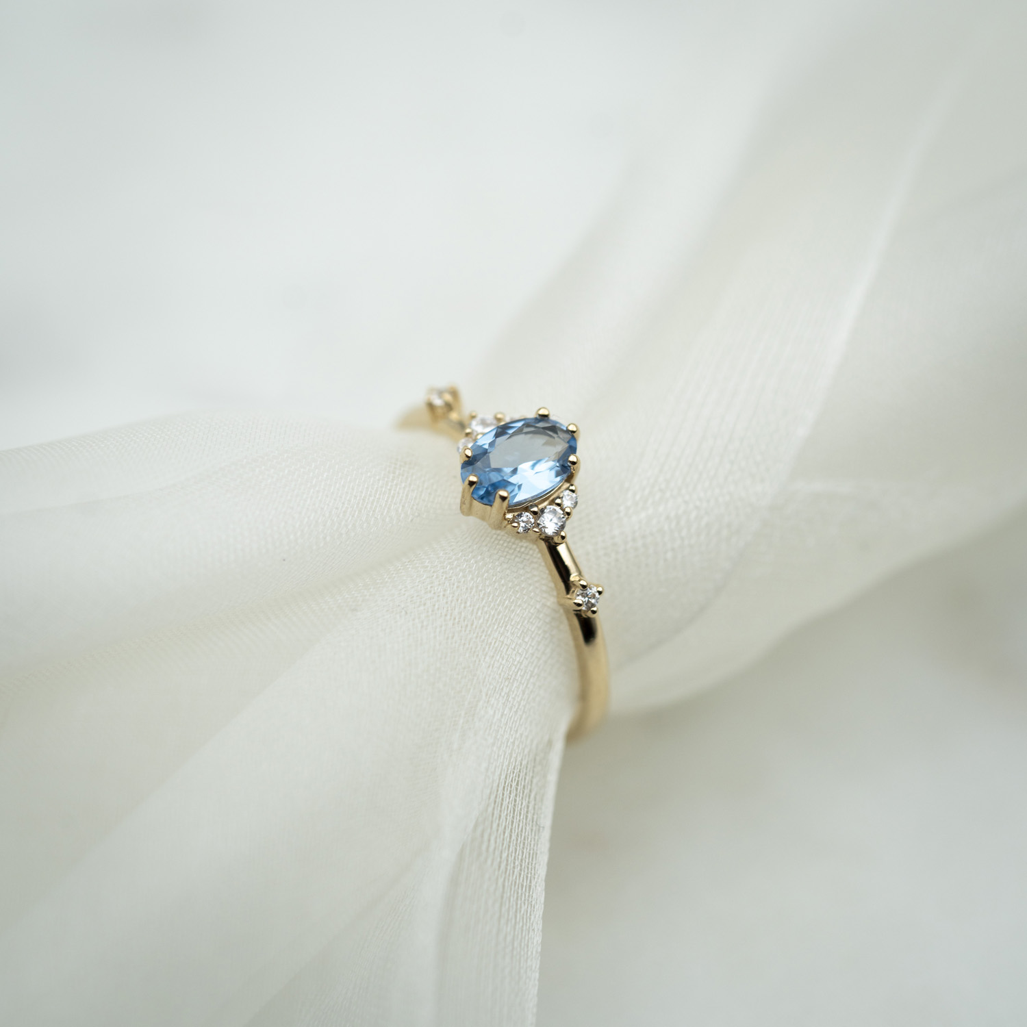 Bilde nummer 4 av Pan Jewelry, Ring i 585 gult gull med zirkonia og syntetisk blå spinell
