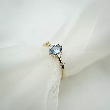 Bilde nummer 4 av Pan Jewelry, Ring i 585 gult gull med zirkonia og syntetisk blå spinell