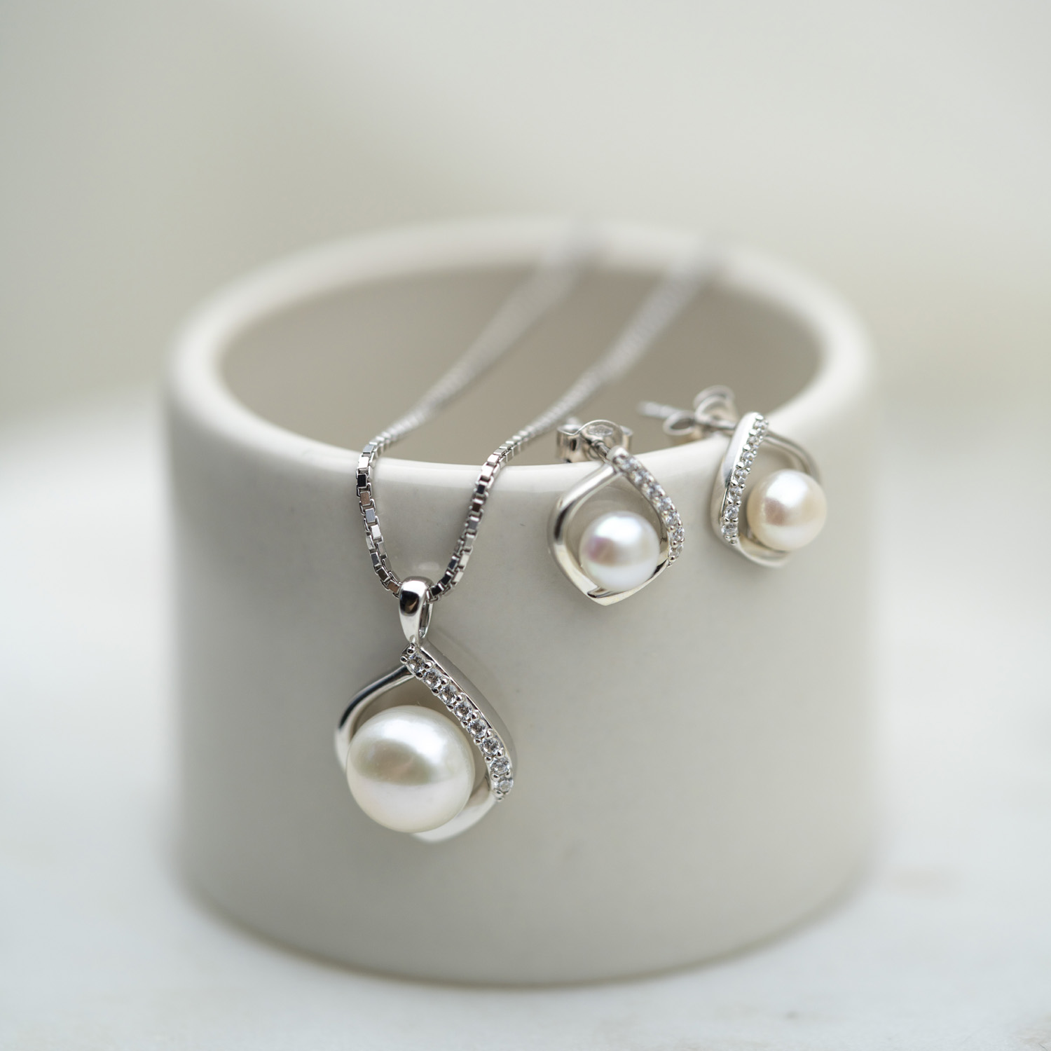 Bilde nummer 4 av Pan Jewelry, Øredobber i 585 hvitt gull med ferskvannsperle og zirkonia med dråpeform