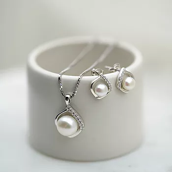 Bilde nummer 4 av Pan Jewelry, Øredobber i 585 hvitt gull med ferskvannsperle og zirkonia med dråpeform
