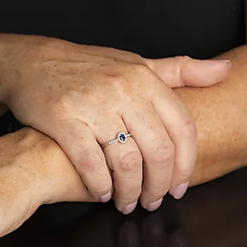 Bilde nummer 2 av Pan Jewelry, Ring i 585 hvitt gull med diamanter 0,08 ct og safir