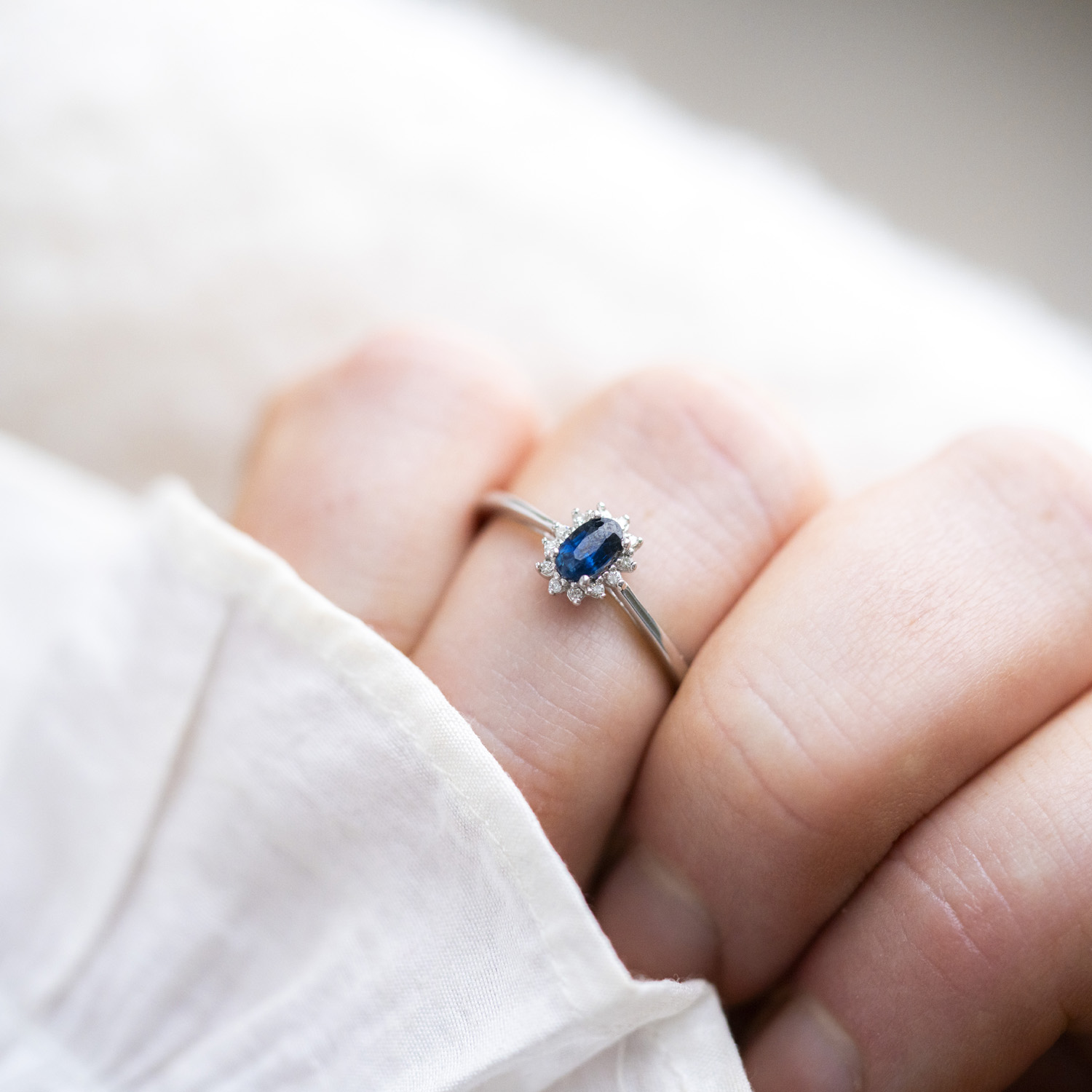 Bilde nummer 2 av Gold Collection, Ring i 585 hvitt gull med diamanter 0,04 ct og safir
