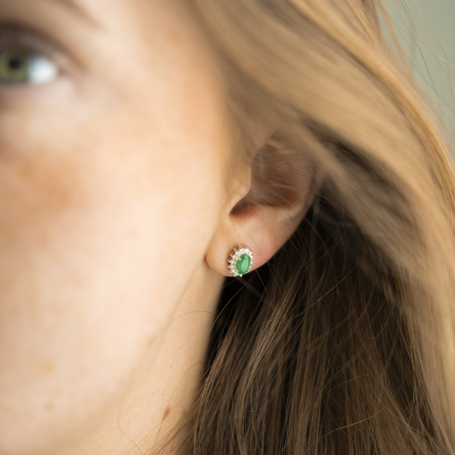 Bilde nummer 2 av Gold Collection, Øredobber i 585 hvitt gull med diamant 0,28 ct og smaragd