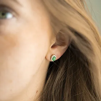 Bilde nummer 2 av Diamantøredobber i 585 hvitt gull 0,28 ct med smaragd