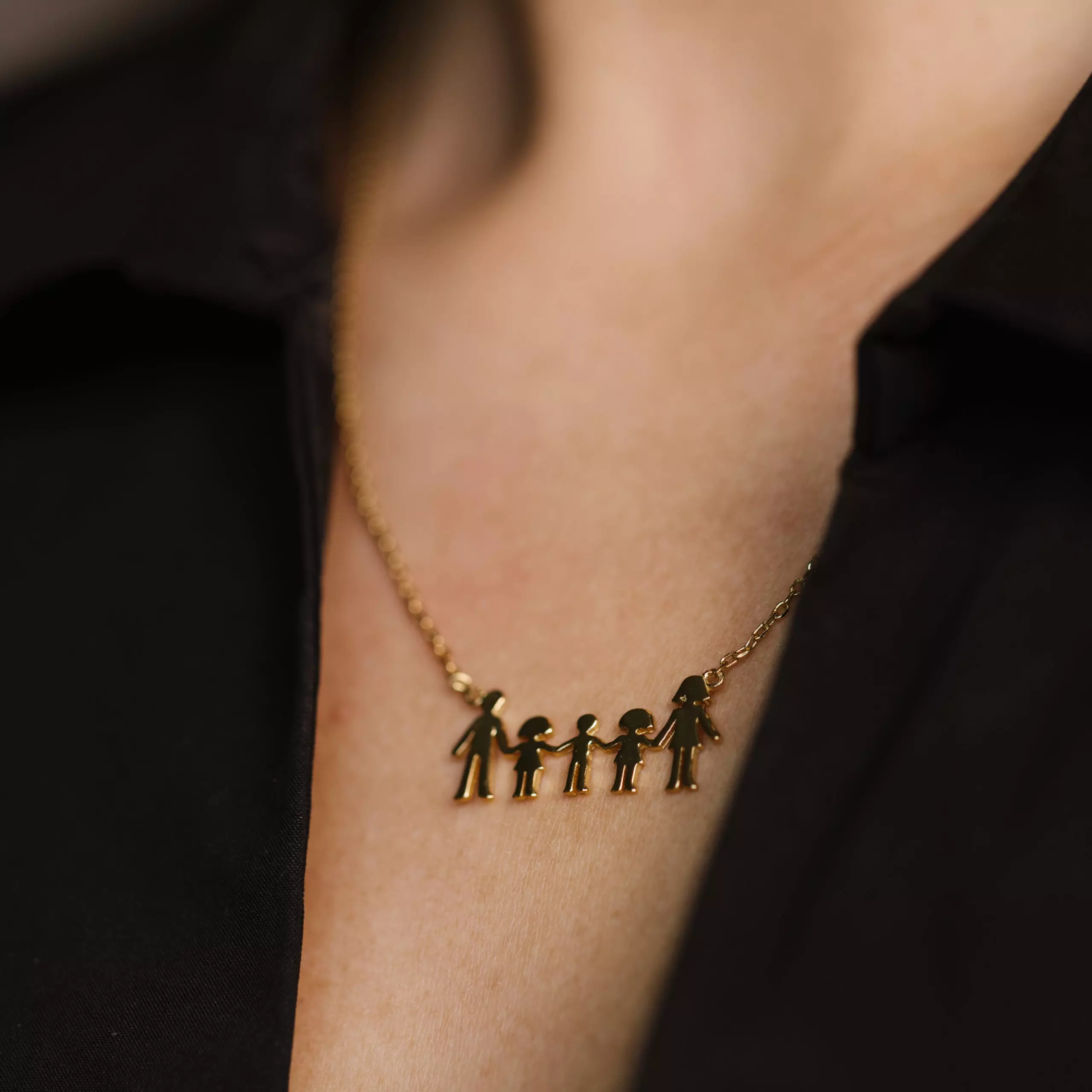 Bilde nummer 2 av Pan Jewelry, Familiesmykke med mor, far, to døtre og en sønn i forgylt 925 sølv