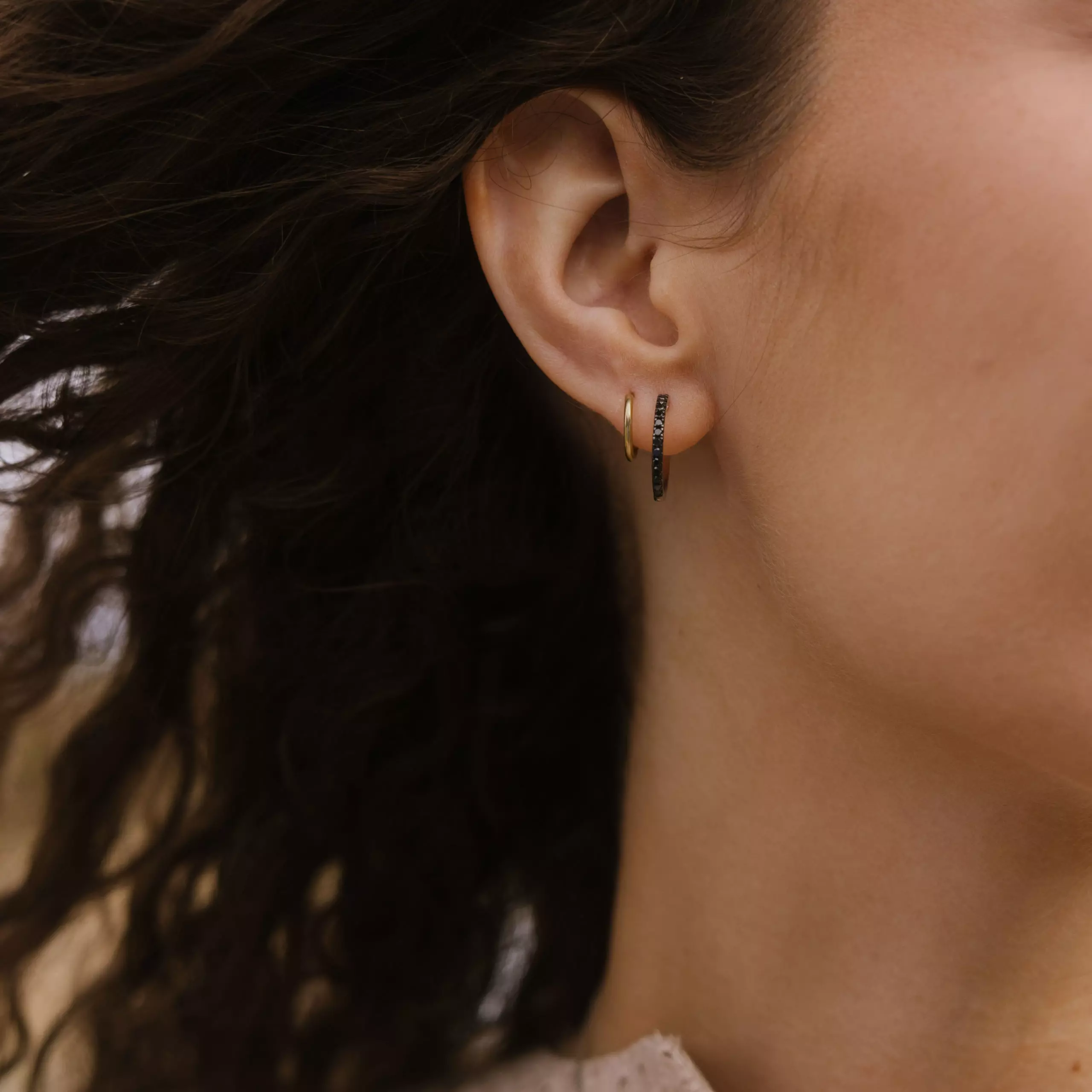 Bilde nummer 2 av Clara øreringer i 375 hvitt gull med sorte diamanter 0,25 ct