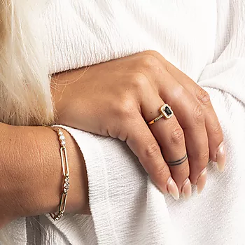 Bilde nummer 3 av Pan Jewelry, Ring i forgylt 925 sølv med sort zirkonia