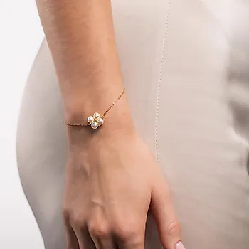 Bilde nummer 2 av Kløver armbånd i 925 forgylt sølv med ferskvannsperler