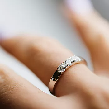 Bilde nummer 3 av Pan Jewelry, Angelica alliansering i 585 hvitt gull med diamanter 0,45 ct WSI