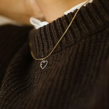 Bilde nummer 2 av Pan Jewelry, Anheng i 585 gult gull hjerte med teksten "Love"