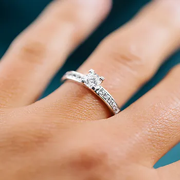 Bilde nummer 2 av Moments by Pan Jewelry, Diamantring Admire i 585 hvitt gull 0,55 CT | 3 mm bredde