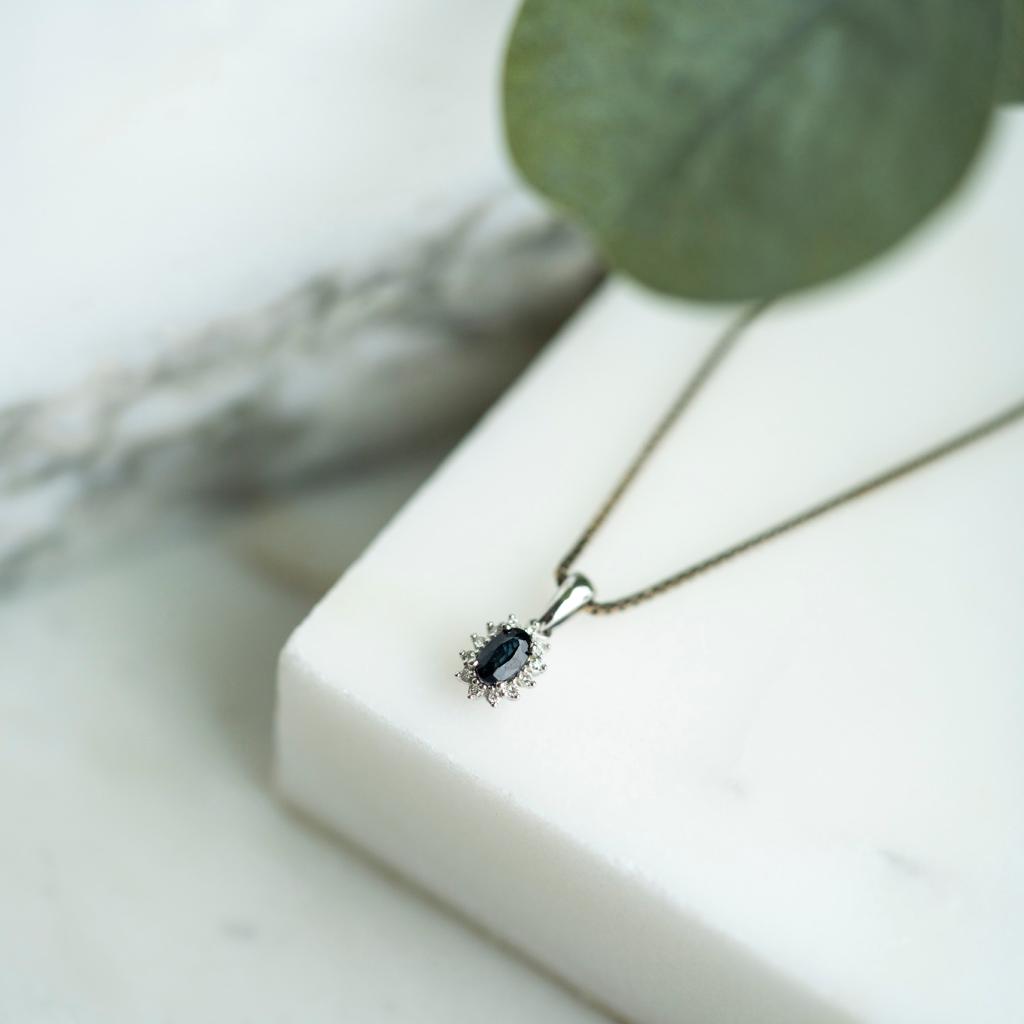 Bilde nummer 4 av Gold Collection, Anheng i 585 hvitt gull med diamanter 0,04 ct og safir