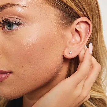 Bilde nummer 2 av Vida diamantøredobber i 585 hvitt gull 0,20 ct