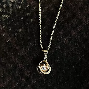 Bilde nummer 3 av Pan Jewelry, Anheng i 585 gult gull med knute og zirkonia