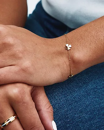 Bilde nummer 2 av Lucky Mini armbånd i forgylt stål med kløver