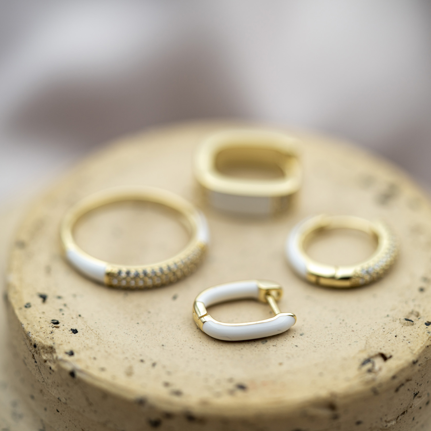 Bilde nummer 3 av Pan Jewelry, Emanuella hvite øreringer i 925 forgylt sølv
