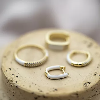 Bilde nummer 3 av Pan Jewelry, Emanuella hvite øreringer i 925 forgylt sølv