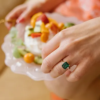 Bilde nummer 2 av Michelle diamantring i 585 gult gull med diamanter 0,20 ct og hydrotermisk smaragd