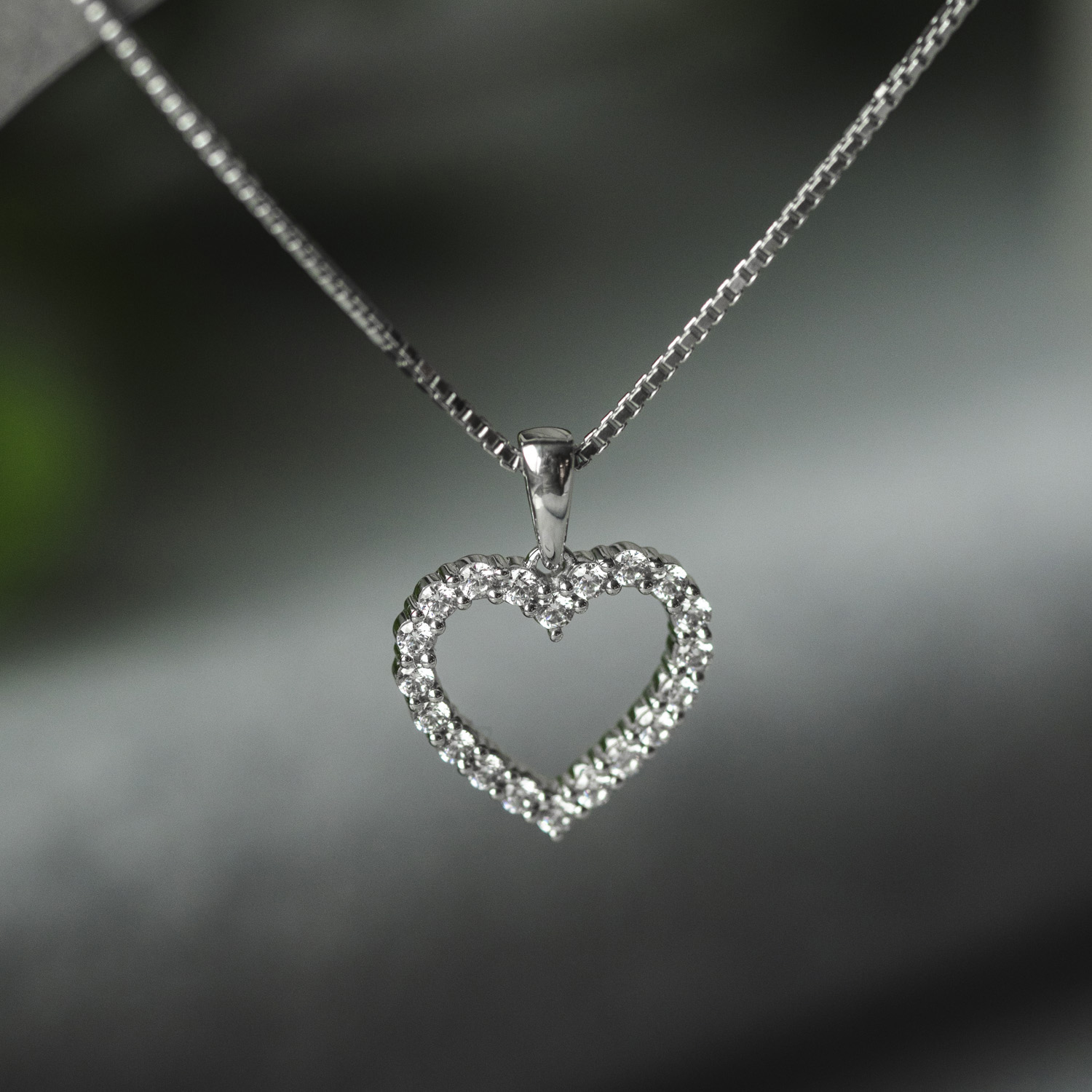 Bilde nummer 4 av Gems by Gulldia, Hjerteanheng i 585 hvitt gull med LAB diamanter 0,50 ct TWSI