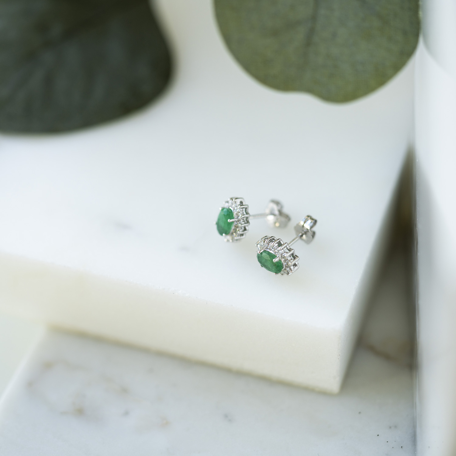 Bilde nummer 4 av Gold Collection, Øredobber i 585 hvitt gull med diamant 0,28 ct og smaragd