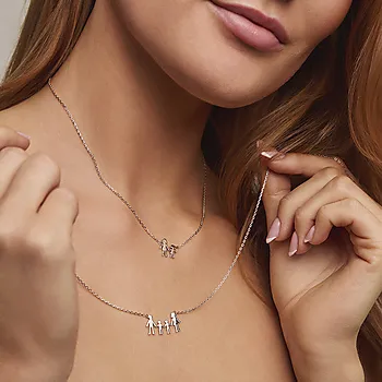 Bilde nummer 3 av Familiesmykke i 925 sølv med mor, far og to sønner