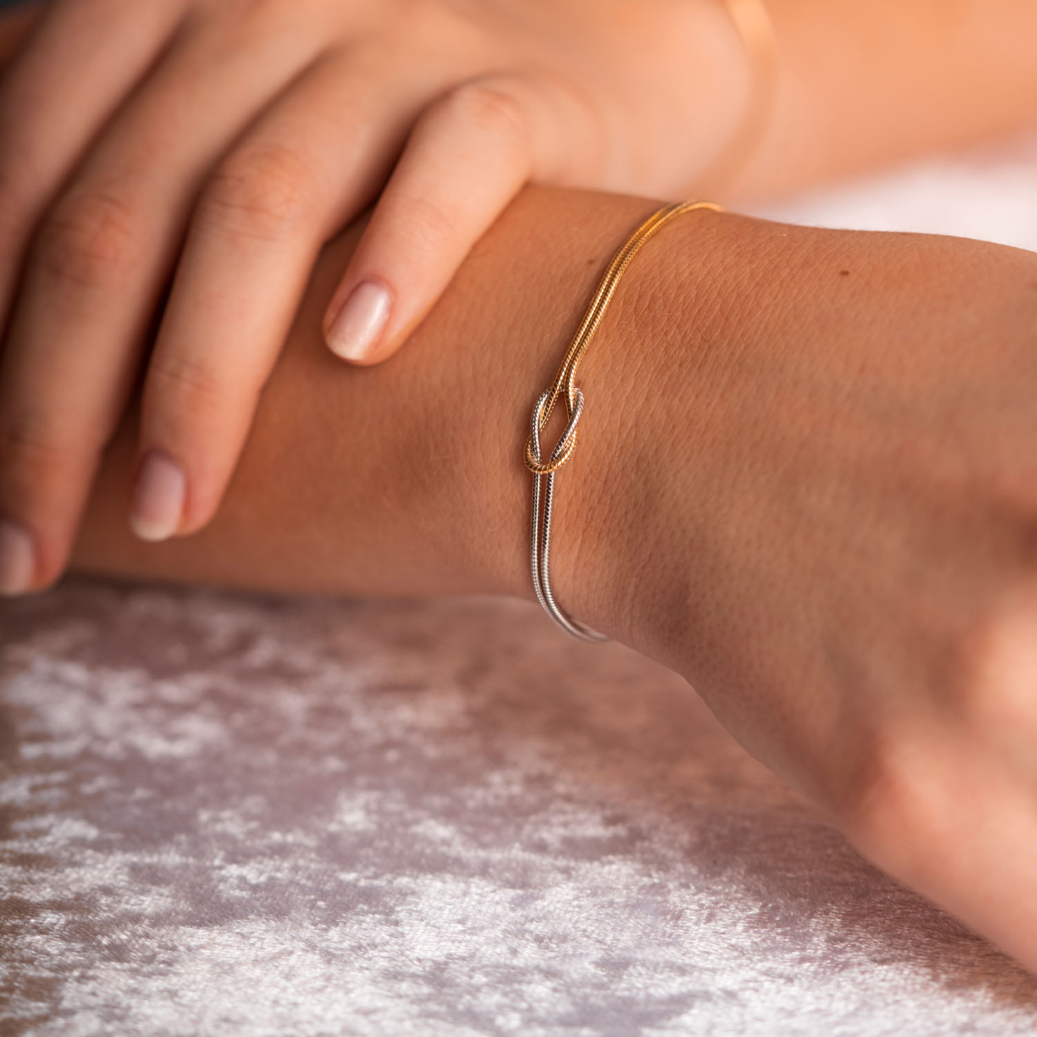 Bilde nummer 2 av Pan Jewelry, Armbånd i forgylt og rhodinert 925 sølv med evighetstegn