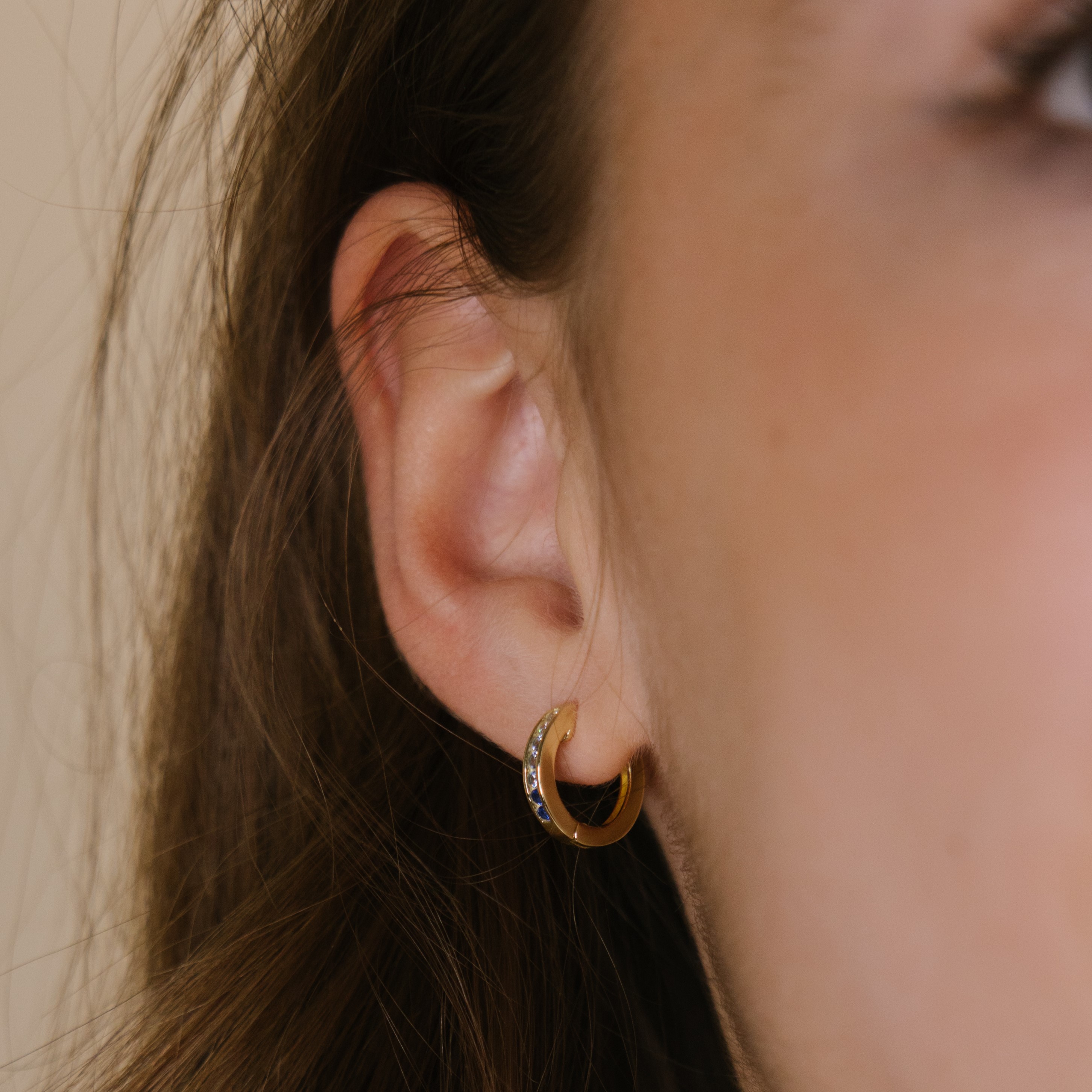 Bilde nummer 2 av Pan Jewelry, Øreringer i 925 forgylt sølv med zirkonia i blå nyanser