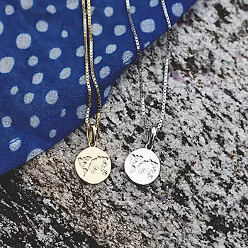 Bilde nummer 3 av Pan Jewelry, Smykke i sølv med verdenskartet