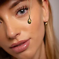 Bilde nummer 2 av Anheng i 585 gult gull med peridot