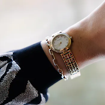 Bilde nummer 2 av Clara dameklokke i gullfarget stål med krystaller