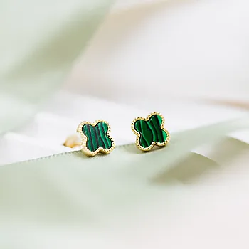 Bilde nummer 3 av Pan Jewelry, Kløver øredobber i forgylt 925 sølv med grønn syntetisk malakitt