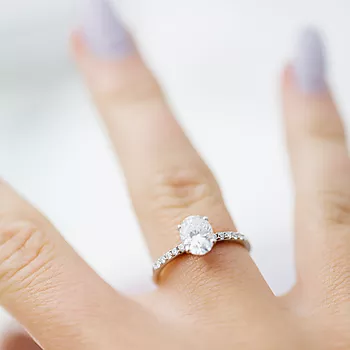 Bilde nummer 3 av Julie diamantring i 375 hvitt gull med diamanter 0,12 ct og moissanite sten