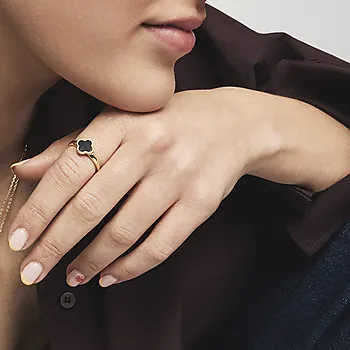 Bilde nummer 2 av Kløver ring i 925 forgylt sølv med syntetisk sort agat