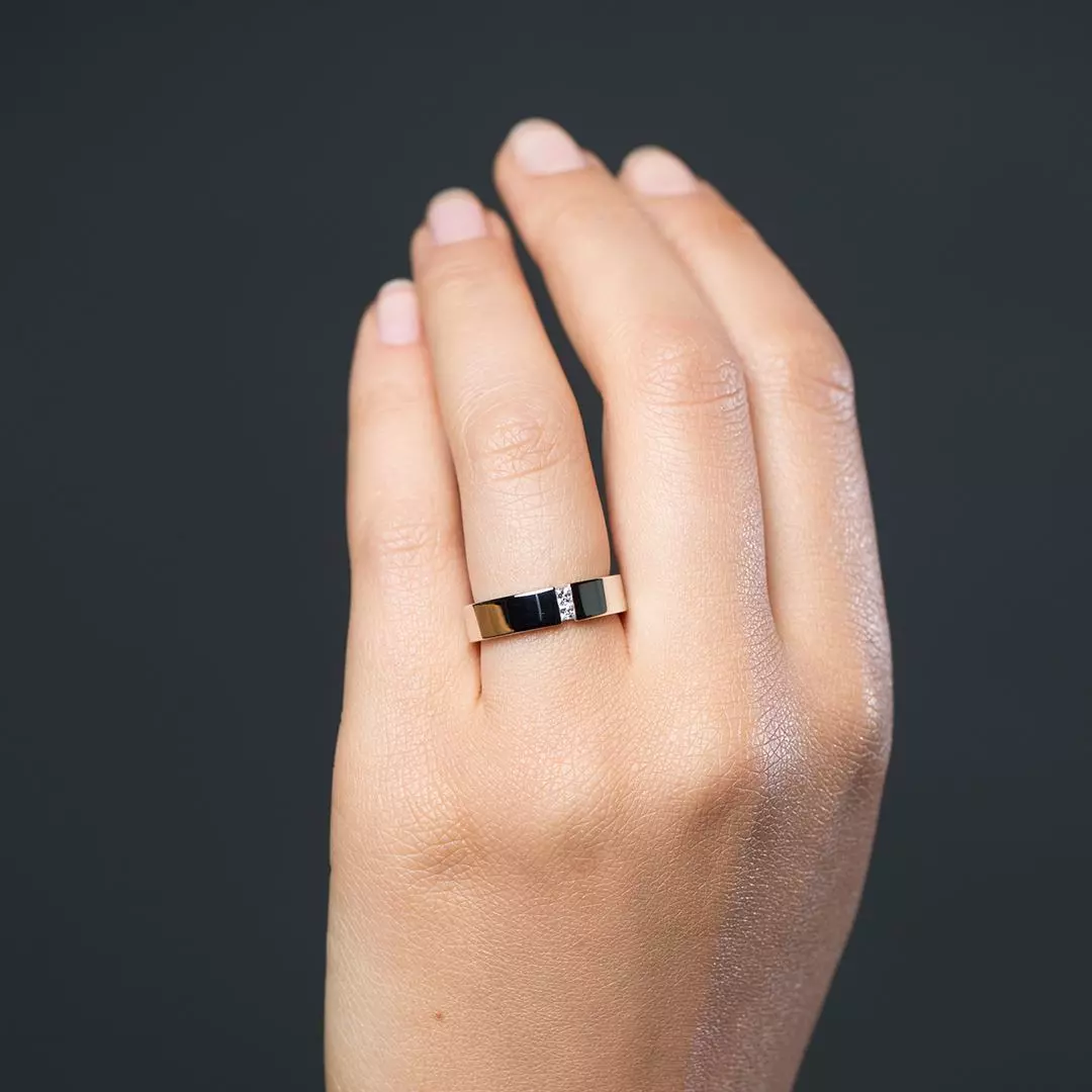 Bilde nummer 2 av Giftering i 585 hvitt gull med diamanter 0,10 ct W/VS | 5 mm bredde