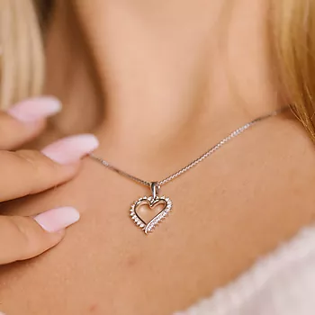 Bilde nummer 2 av Sophia smykke i 375 hvitt gull med diamanthjerte 0,15 ct